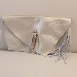 Ove mid-sized clutch.